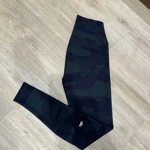ALO YOGA CAMO LEGGINGS- SIZE SMALL- worn once